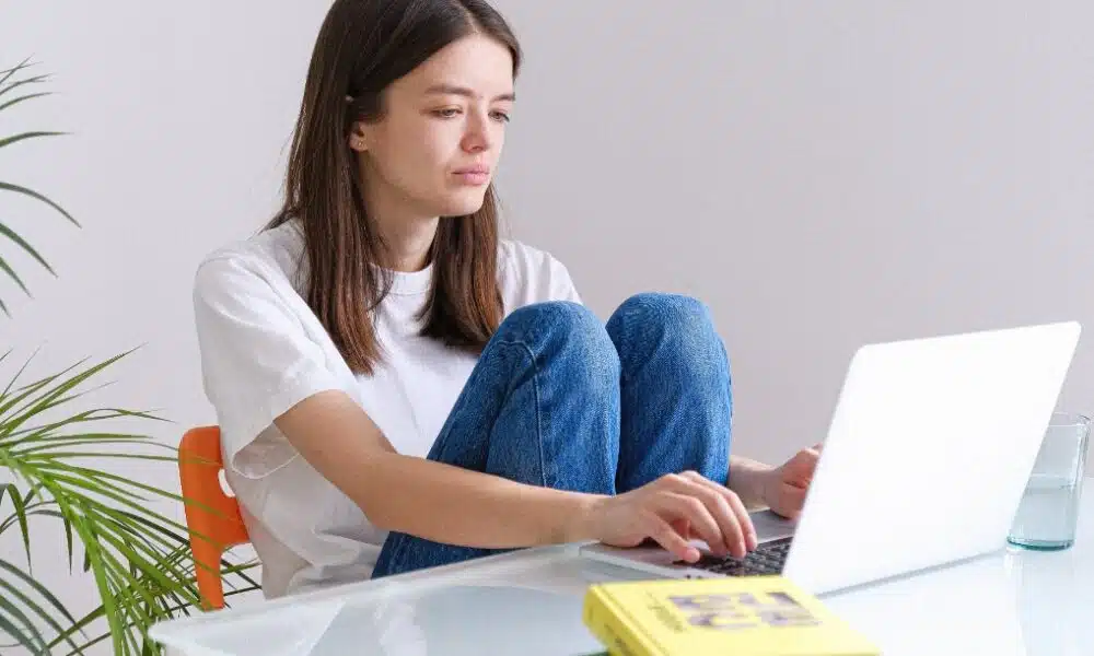 Une jeune femme en télétravail