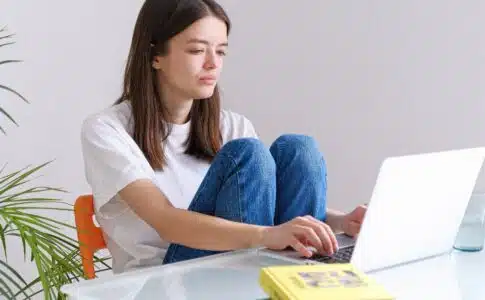 Une jeune femme en télétravail