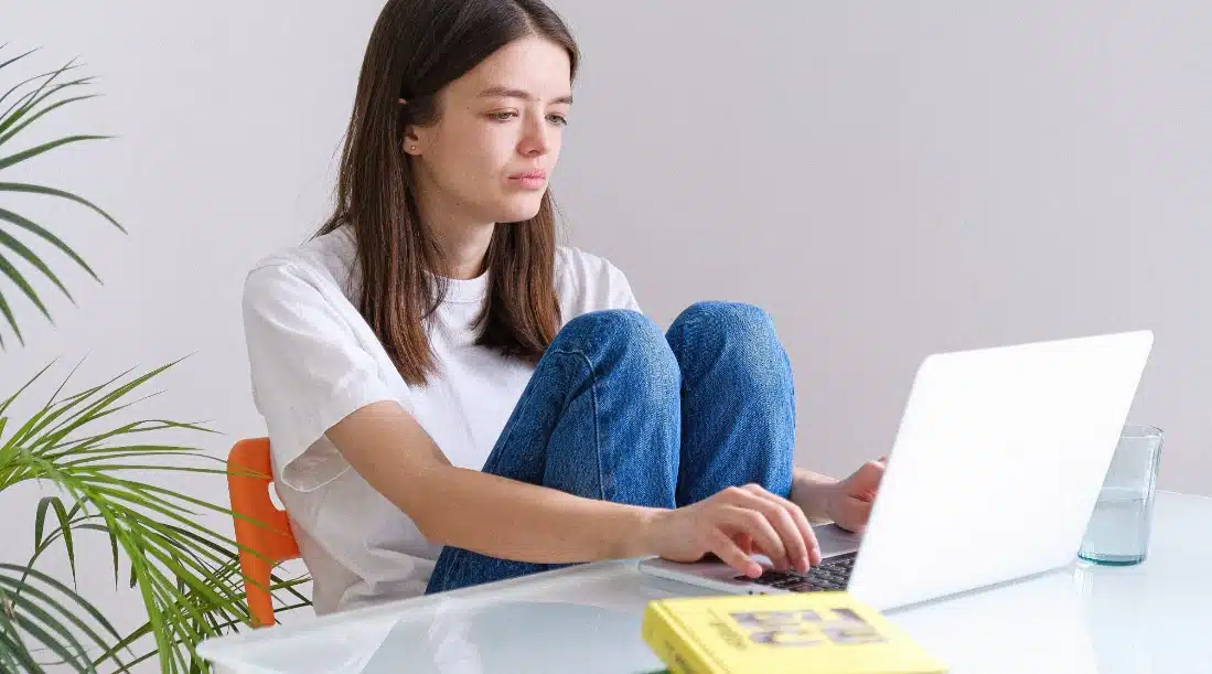 Une jeune femme en télétravail