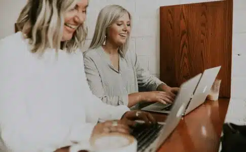 2 femmes d'un cabinet de conseil en transformation RH