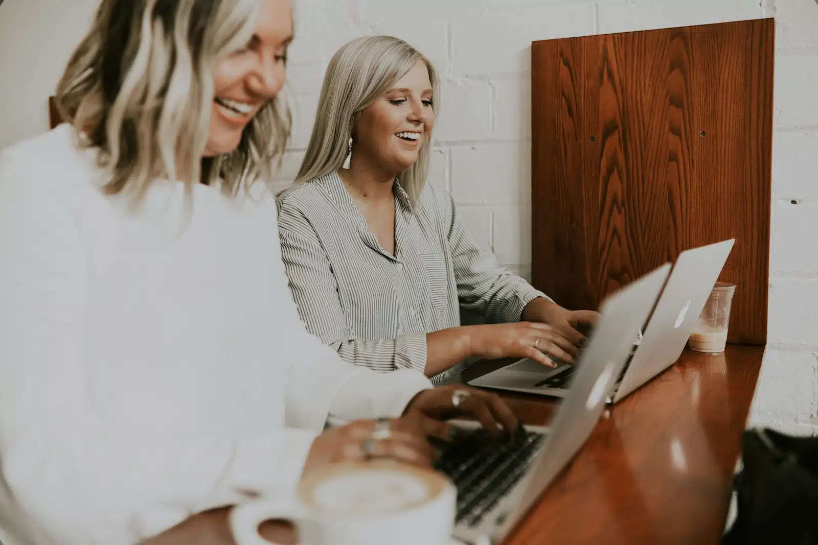 2 femmes d'un cabinet de conseil en transformation RH